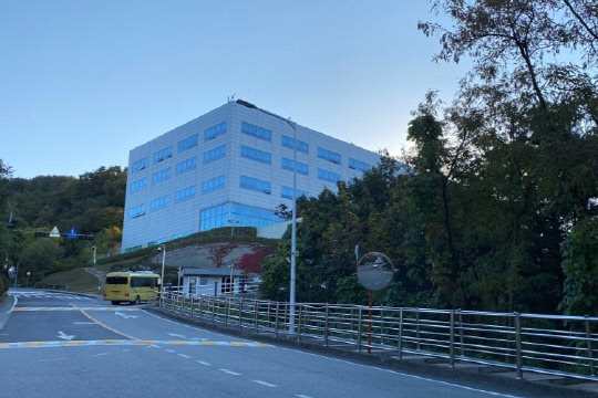 현대모비스 임직원 셔틀버스가 23일 오전 마북연구소로 들어가고 있다.<장우진 기자>